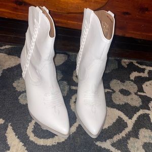Brand new dolce vita white cowgirl boots size 9